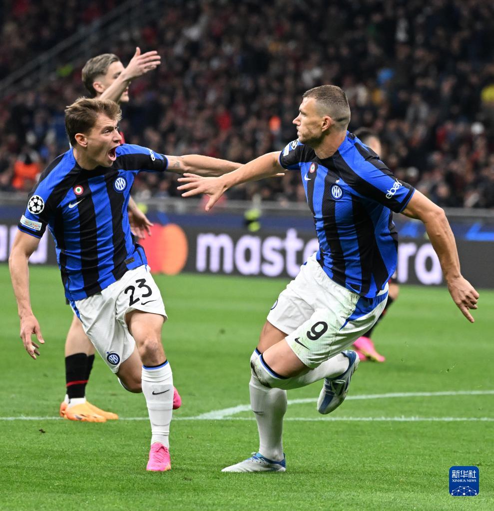 太阳报：里奇的主持人女友亮相米兰德比，透视装造型引发热议（米兰德比看台焦点：里奇的主持人女友以透视造型亮相引发热议）