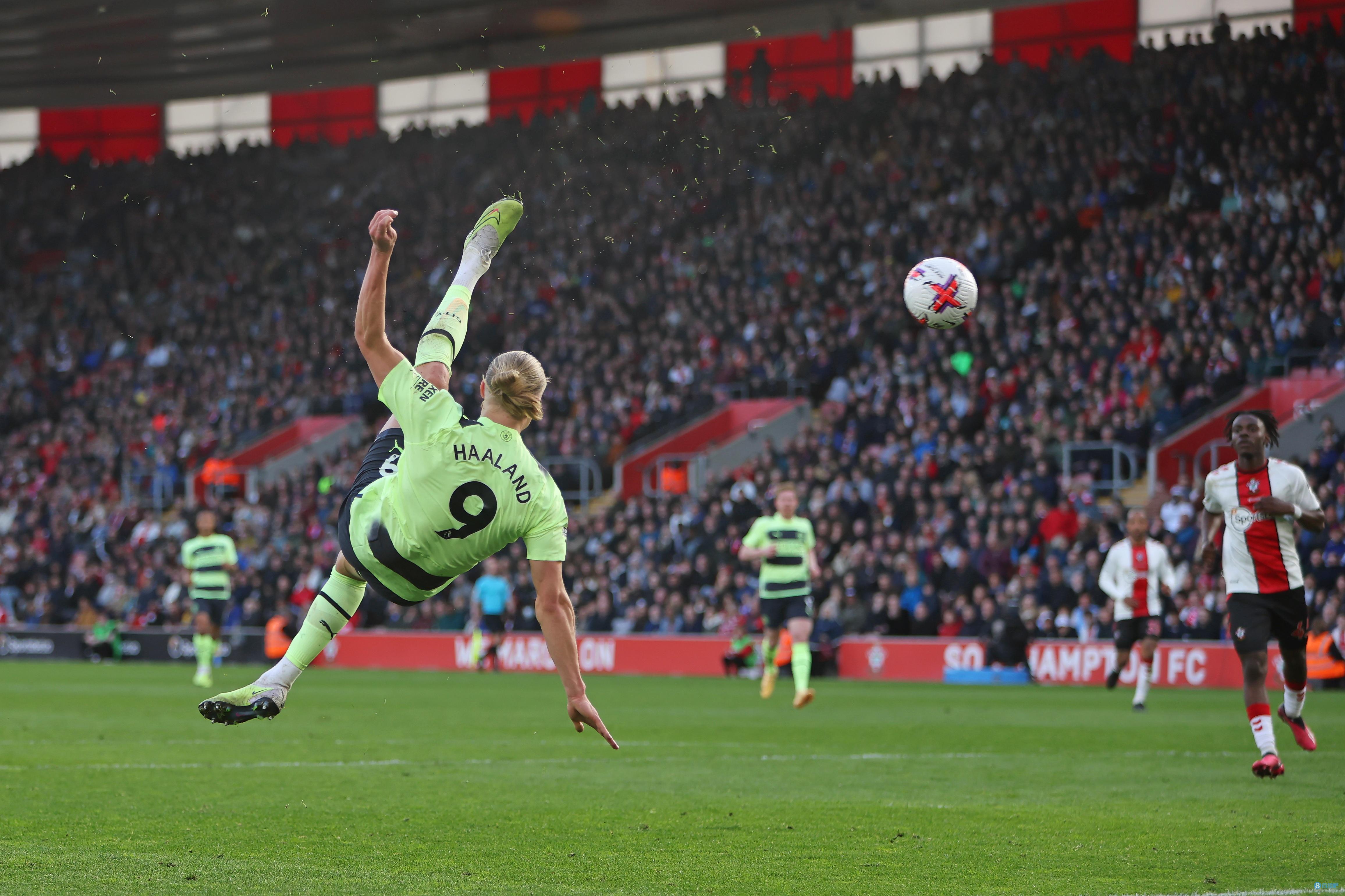 图片报：法兰克福解雇队医，因其在球队下榻酒店治疗对手球员（图片报：法兰克福解聘队医，因在球队驻地为对手球员诊治）