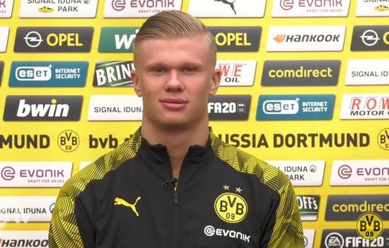 TyC记者：斯卡洛尼将带着大力神杯参加世界杯抽签仪式（据TyC记者报道，斯卡洛尼将携大力神杯出席世界杯抽签仪式）