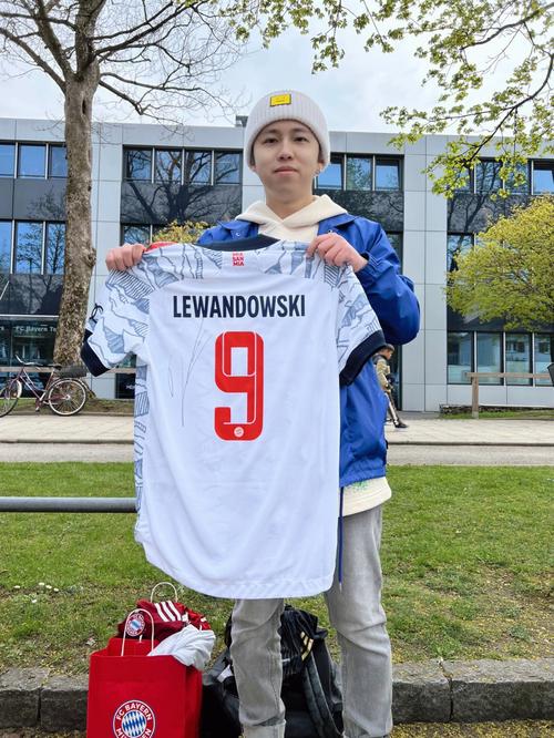 萨哈：博学的亨利未来有机会执教枪手；高兴看到曼联热身状态（萨哈：亨利学识广博，未来或执教阿森纳；对曼联热身状态感到高兴）