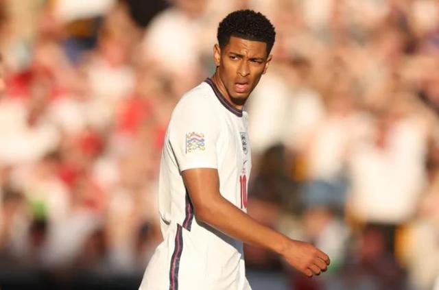 跟队：邓弗里斯很可能缺席米兰德比，奥古斯托做好顶替准备（队记：邓弗里斯恐缺席米兰德比，奥古斯托已准备顶替首发）