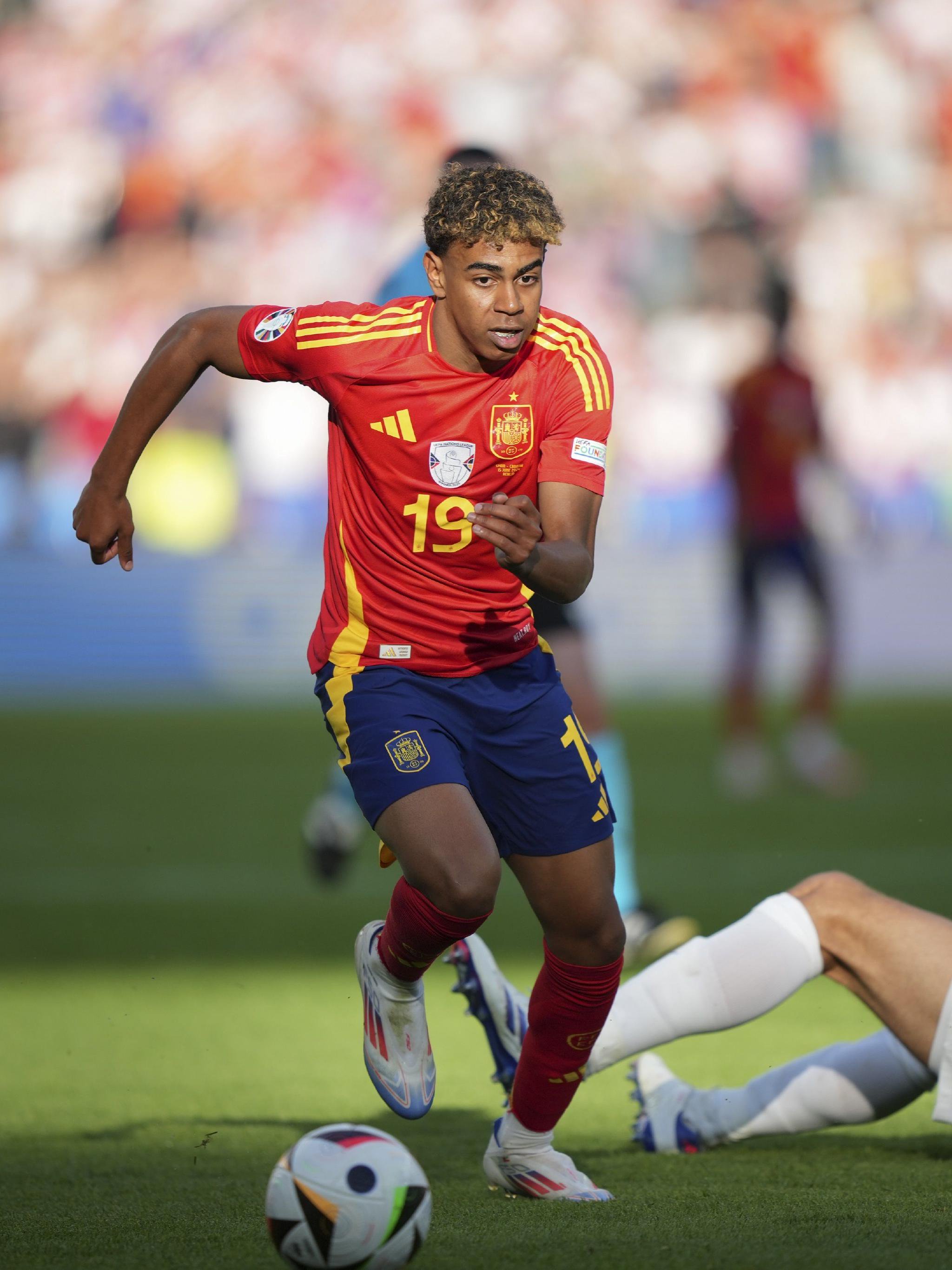 每体：拉菲尼亚是巴萨非卖品，个人目标赢得欧冠和2026年世界杯（每体：巴萨不出售拉菲尼亚，他剑指欧冠与2026年世界杯冠军）