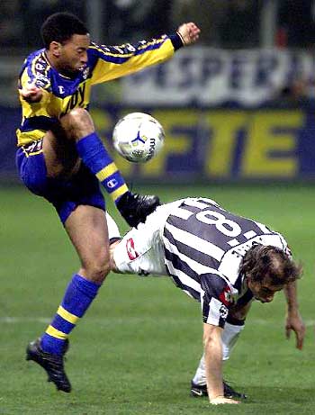 德甲金靴英超落寞 转战意甲9轮0球1助 米兰3700万欧要打水漂（德甲射手王英超失意，转投意甲9场0球1助，米兰3700万欧恐成泡影）