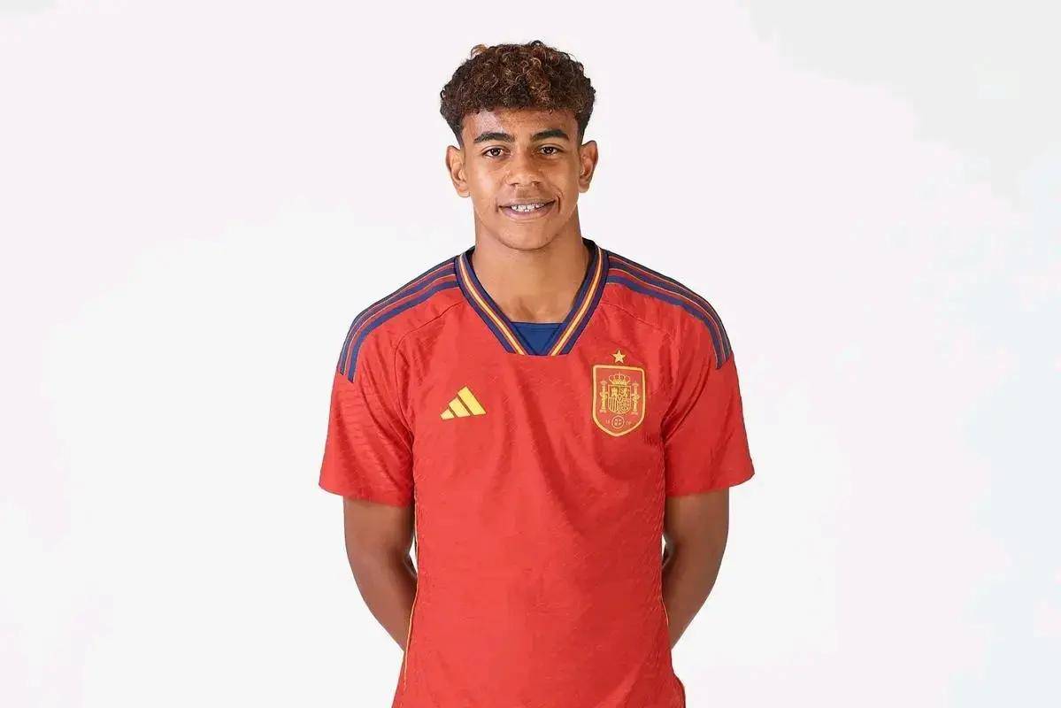 利物浦欲出售左后卫齐米卡斯，因其不愿离开安菲尔德，而其他球员面临竞争。（利物浦考虑出售齐米卡斯，球员意愿留守安菲尔德，队内其他位置竞争激烈）